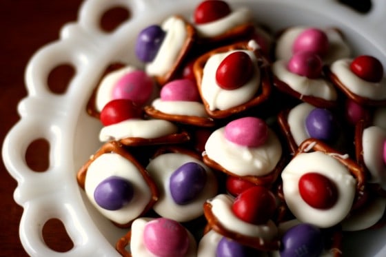 No-Fuss Holiday Treats to Give - www.PerrysPlate.com White Chocolate Pretzel Buttons - www.PerrysPlate.com