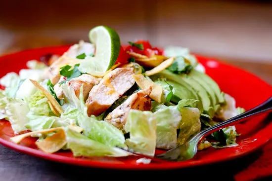 Fiesta Lime Chicken Salad (Applebee’s Copycat) - www.PerrysPlate.com Fiesta Lime Chicken Salad | Whole30 recipes | paleo recipes | perrysplate.com