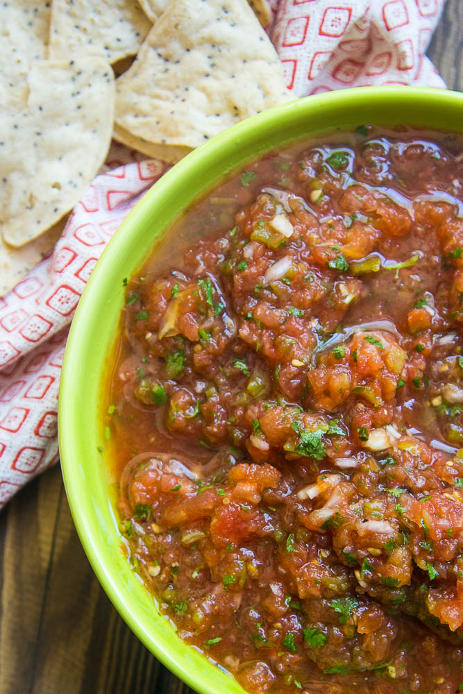 This is our family's favorite salsa! Grilled tomatoes & jalapenos and lots of smoky flavor -- a copycat version of the fresh salsa from Chevy's restaurant. | perrysplate.com #salsa #homemadesalsa #tomatorecipes