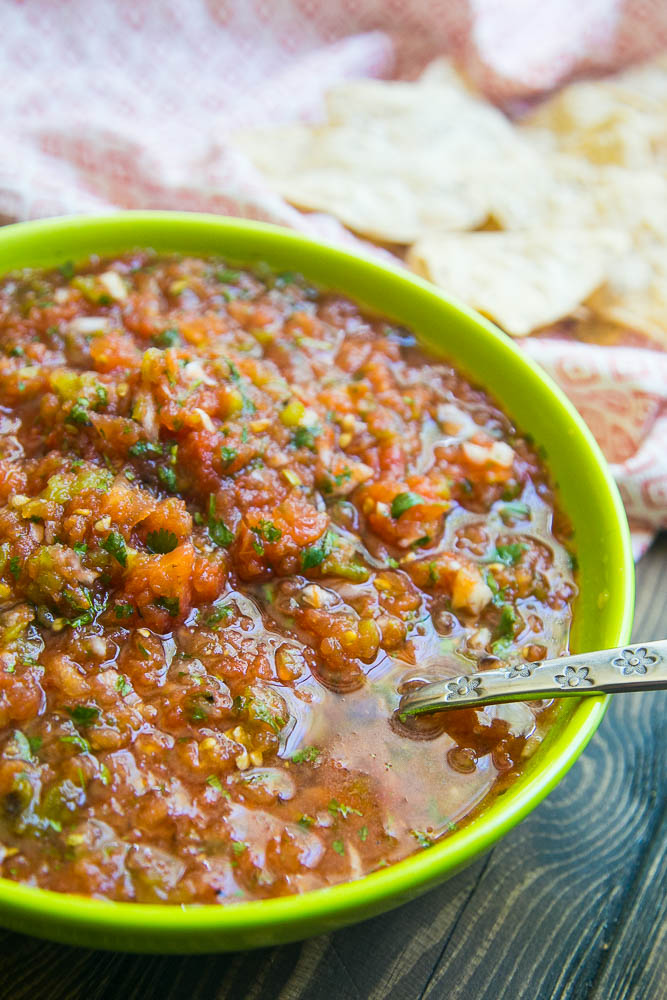 This is our family's favorite salsa! Grilled tomatoes & jalapenos and lots of smoky flavor -- a copycat version of the fresh salsa from Chevy's restaurant. | perrysplate.com #salsa #homemadesalsa #tomatorecipes