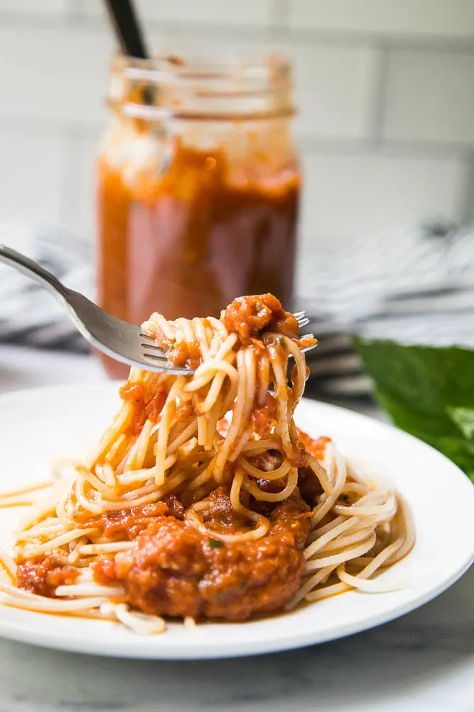 This easy Balsamic Roasted Tomato Sauce is totally delicious and versatile! Use it in any recipe that calls for marinara or on pizza. | perrysplate.com #tomatorecipes #tomatosauce This easy Balsamic Roasted Tomato Sauce is totally delicious and versatile! Use it in any recipe that calls for marinara or on pizza. | perrysplate.com #tomatorecipes #tomatosauce