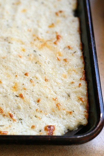 Cauliflower Pizza Crust | gluten-free pizza crust | cauliflower recipes | keto recipes | low carb recipes | perrysplate.com