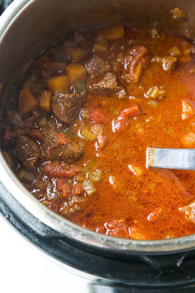 This is THE BEST steak chili ever. You can make it in a slow cooker or Instant Pot and it also freezes beautifully! It's also legume-free making it paleo-friendly. | perrysplate.com #steakchili #chilirecipe #instantpotrecipe