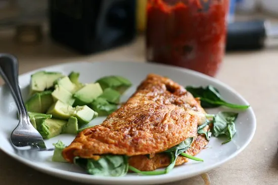 10-minute Sun-dried tomato and spinach omelet - www.perrysplate.com sun dried tomato Add some pureed sun-dried tomatoes to your basic omelets and make them extra tasty and special! | Perrysplate.com