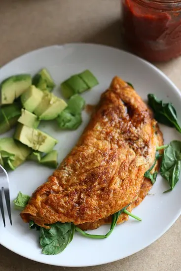 10-minute sun-dried tomato and spinach omelet - www.perrysplate.com Add some pureed sun-dried tomatoes to your basic omelets and make them extra tasty and special! | Perrysplate.com