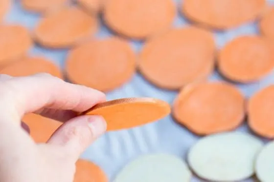 Secrets to crispy sweet potato chips! Roasting sweet potato chips is super easy and makes a great, homemade snack. | perrysplate.com Secrets to crispy sweet potato chips! Roasting sweet potato chips is super easy and makes a great, homemade snack. | perrysplate.com