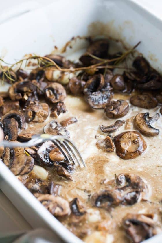 Spaghetti Squash with Roasted Mushrooms and Garlic Sauce | perrysplate.com | paleo recipes | spaghetti squash recipes | whole30 recipes