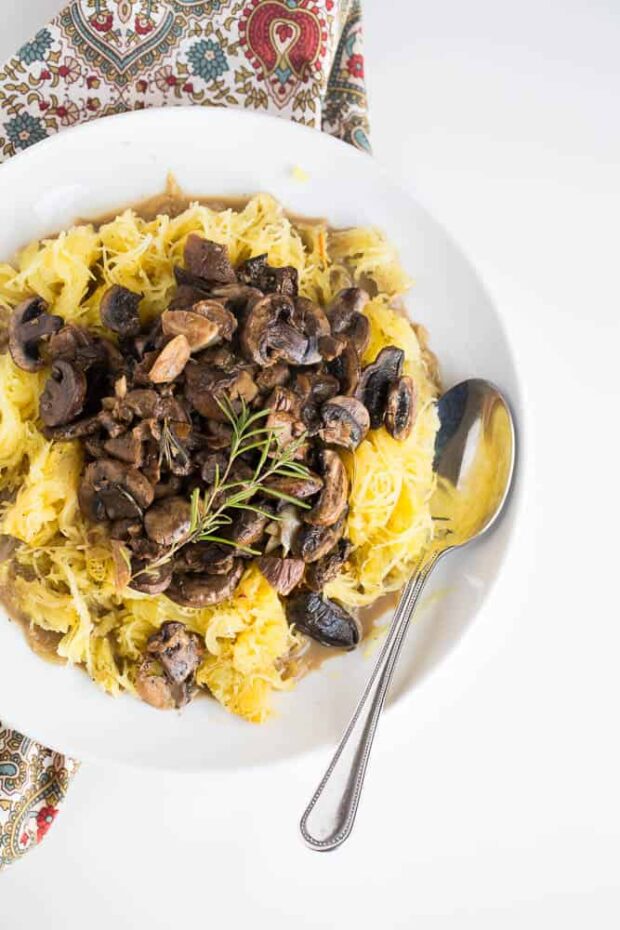 Spaghetti Squash with Roasted Mushrooms and Garlic Sauce | perrysplate.com | paleo recipes | spaghetti squash recipes | whole30 recipes