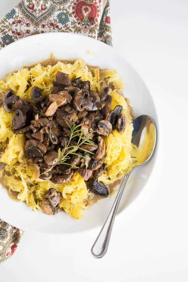 Spaghetti Squash with Roasted Mushrooms and Garlic Sauce | perrysplate.com | paleo recipes | spaghetti squash recipes | whole30 recipes Spaghetti Squash with Roasted Mushrooms and Garlic Sauce | perrysplate.com | paleo recipes | spaghetti squash recipes | whole30 recipes
