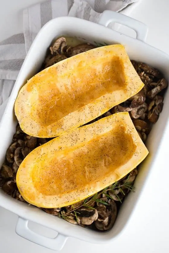 Spaghetti Squash with Roasted Mushrooms and Garlic Sauce | perrysplate.com | paleo recipes | spaghetti squash recipes | whole30 recipes Spaghetti Squash with Roasted Mushrooms and Garlic Sauce | perrysplate.com | paleo recipes | spaghetti squash recipes | whole30 recipes