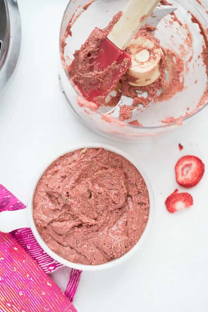 Strawberry Cream Nut Butter | nut butter recipe | paleo recipe | perrysplate.com Strawberry Cream Nut Butter | nut butter recipe | paleo recipe | perrysplate.com