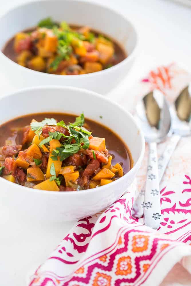 This Whole30 vegetarian chili has a unique spice blend and everyone who has ever tried it has raved about it! It's definitely a family favorite. (Especially when you throw a poached egg on there...) | perrysplate.com