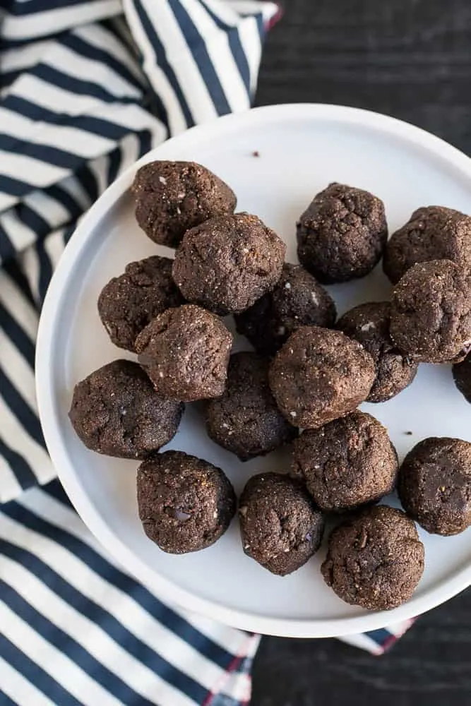 Paleo Protein Brownie Bites | A cute, portable protein-filled snack that tastes like brownie batter. Pretty perfect, right? | PerrysPlate.com