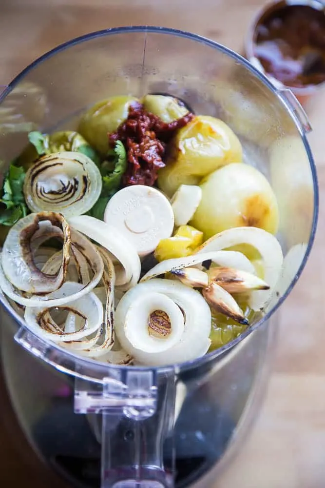 Roasted Tomatillo-Chipotle Salsa | salsa recipes | paleo recipes | Whole30 recipes | perrysplate.com Roasted Tomatillo-Chipotle Salsa | salsa recipes | paleo recipes | Whole30 recipes | perrysplate.com