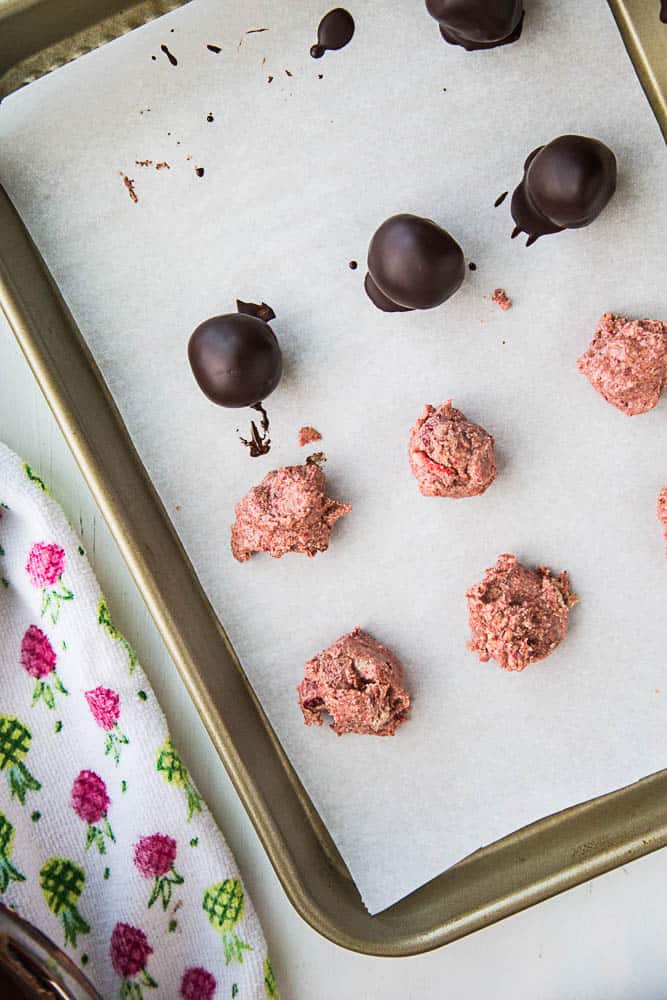 Strawberry Nut Butter Truffles | paleo recipes | paleo dessert | nut butter recipes | Valentine's Day treats | perrysplate.com