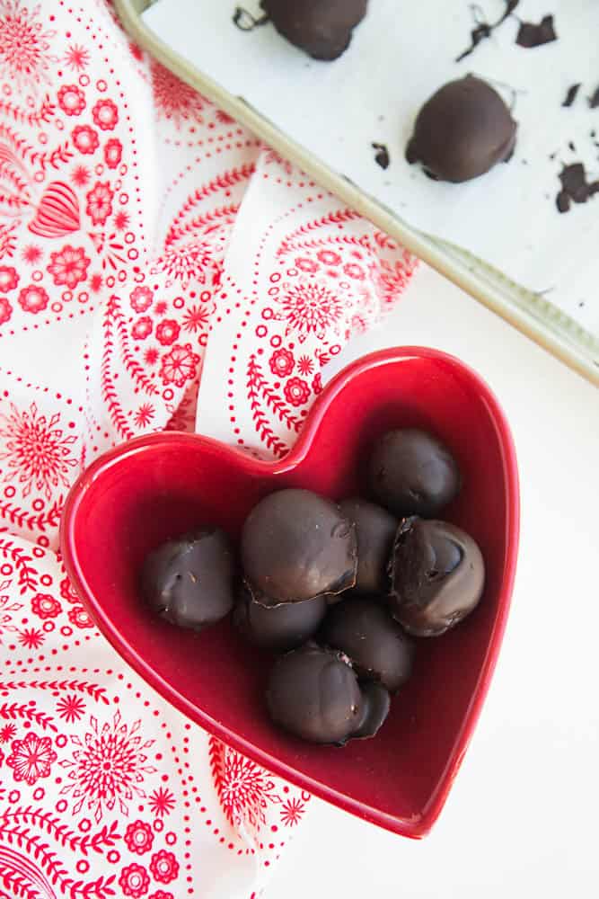 Strawberry Nut Butter Truffles | paleo recipes | paleo dessert | nut butter recipes | Valentine's Day treats | perrysplate.com