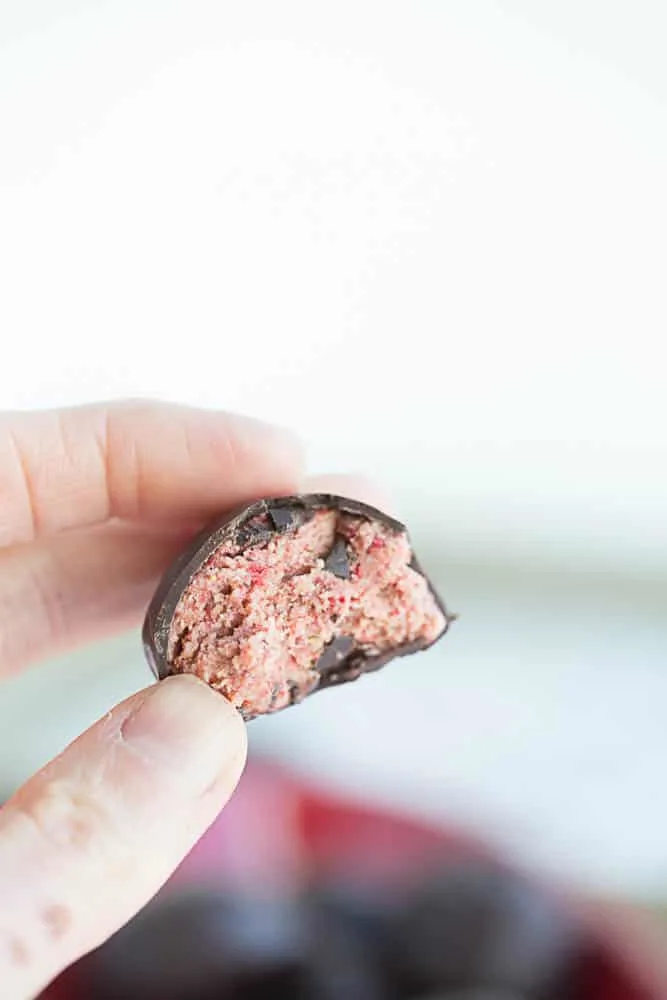 Strawberry Nut Butter Truffles | paleo recipes | paleo dessert | nut butter recipes | Valentine's Day treats | perrysplate.com