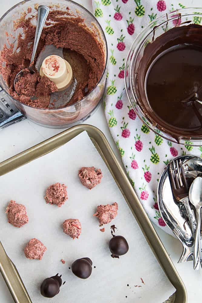 Strawberry Nut Butter Truffles | paleo recipes | paleo dessert | nut butter recipes | Valentine's Day treats | perrysplate.com