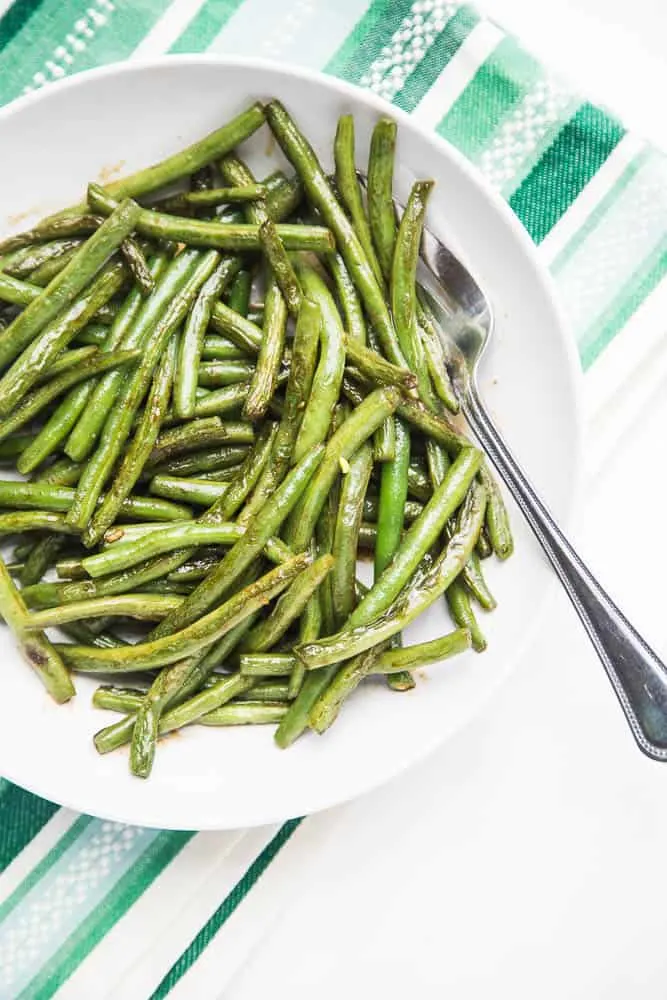 The recipe that made me love green beans. Magic Sautéed Green Beans are a quick and easy side dish (with only a handful of ingredients) to throw together on a weeknight or with a large Thanksgiving meal. | perrysplate.com