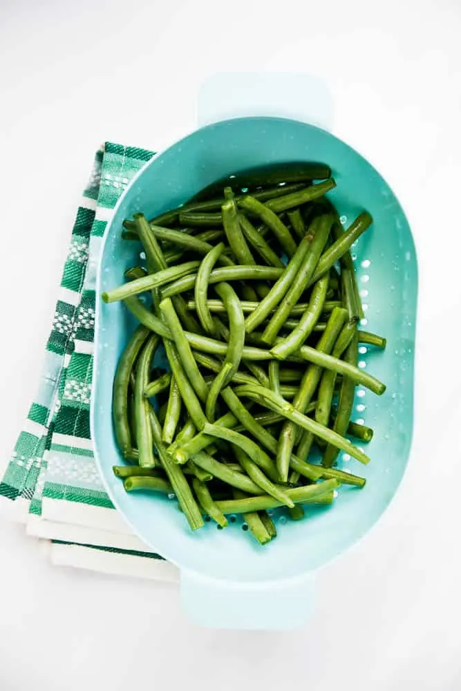 The recipe that made me love green beans. Magic Sautéed Green Beans are a quick and easy side dish (with only a handful of ingredients) to throw together on a weeknight or with a large Thanksgiving meal. | perrysplate.com