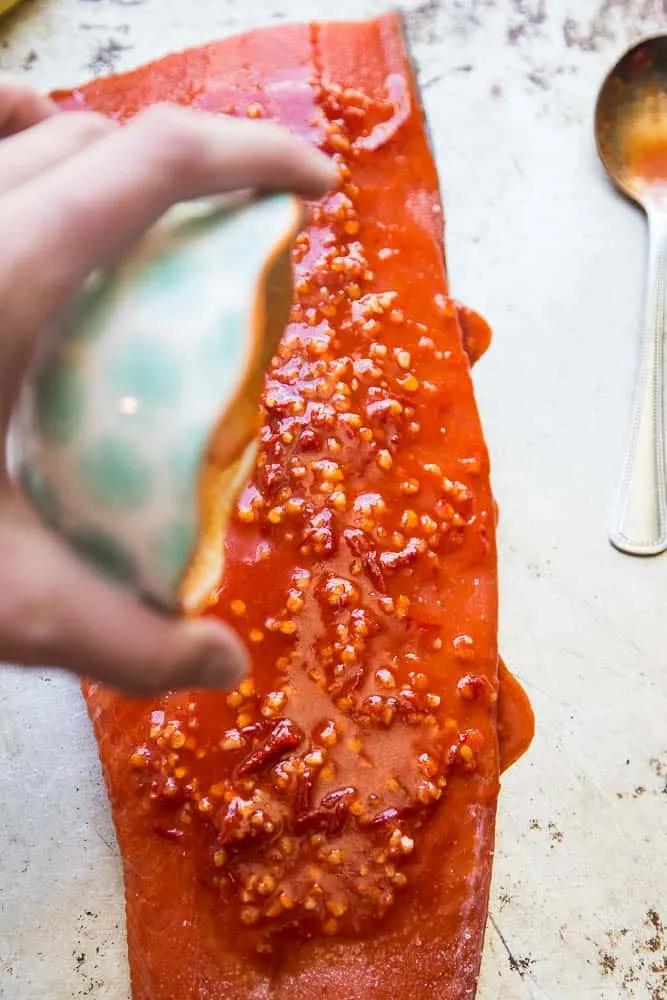 This spicy Harissa Roasted Salmon is a summertime favorite! There are only 5 ingredients and you can make it on the grill, too. Perfect for palo, keto, and Whole30 eaters. | perrysplate.com 