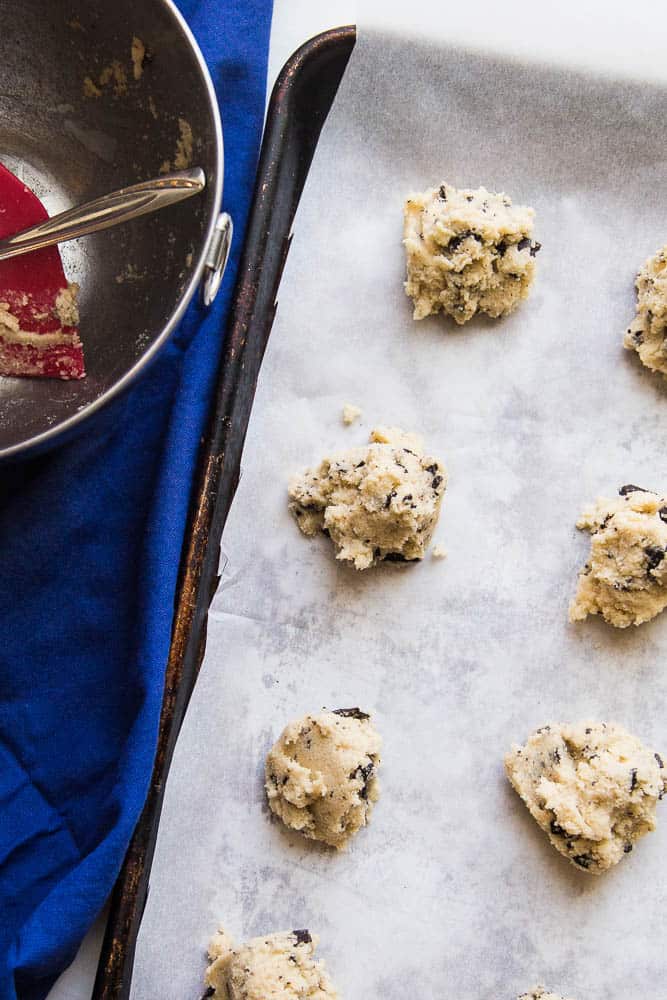 These are the best paleo chocolate chip cookies I've ever had! There's also a low-carb option in the recipe notes if you follow a keto diet. | perrysplate.com