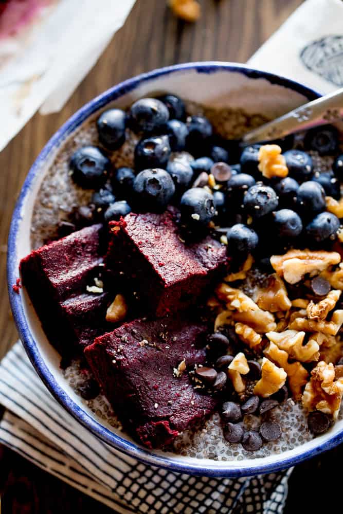 SUPERFOOD BEET BROWNIE BOWLS: These bowls are filled with superfoods like chia seed pudding, beet brownies (so good, guys), walnuts, blueberries, and dark chocolate. Make them for a healthier dessert or prep them the night before for a special breakfast. | paleo breakfast | paleo dessert | paleo brownies | perrysplate.com 