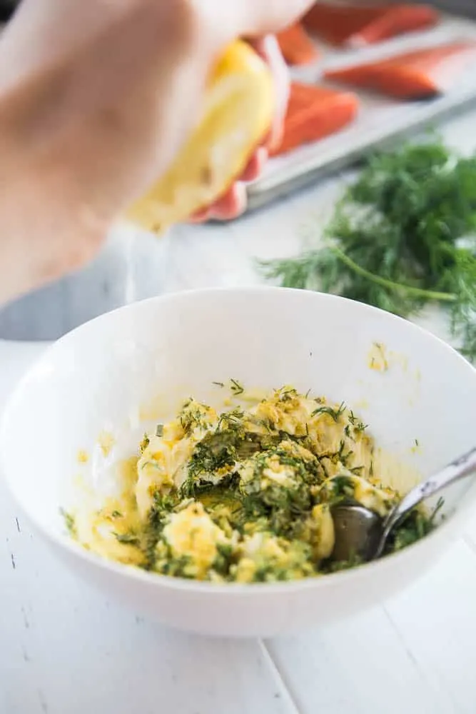 This is an EASY meal that is ready in under 30 minutes! My kids loved this Creamy Garlic & Dill Roasted Salmon -- even the ones who don't like salmon. It's also paleo, low-carb/keto, and Whole30 friendly! | perrysplate.com #salmonrecipes #30minutedinners #ketorecipes