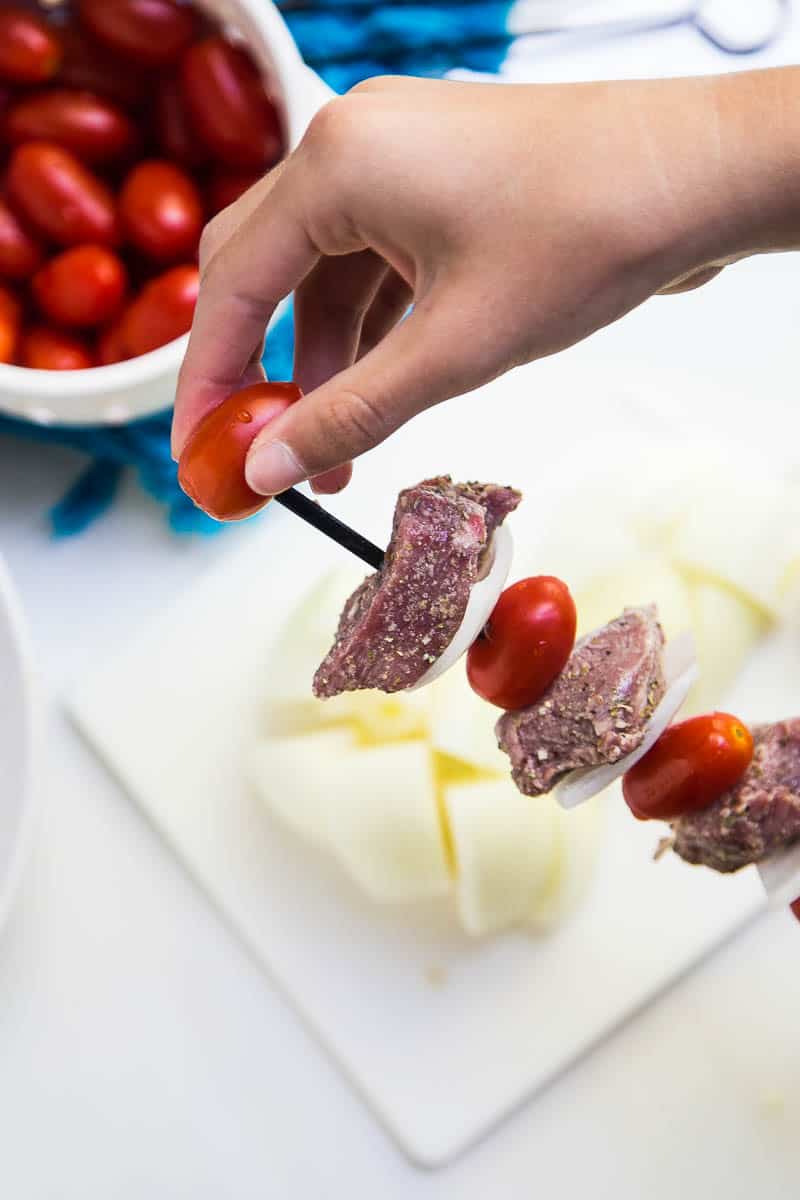 These Easy Greek Steak Kebabs are a quick meal that's great for busy weeknights or for a weekend dinner party! (Don't forget the homemade tzatziki!) | #grillingrecipes #steakrecipes #beefkebabs