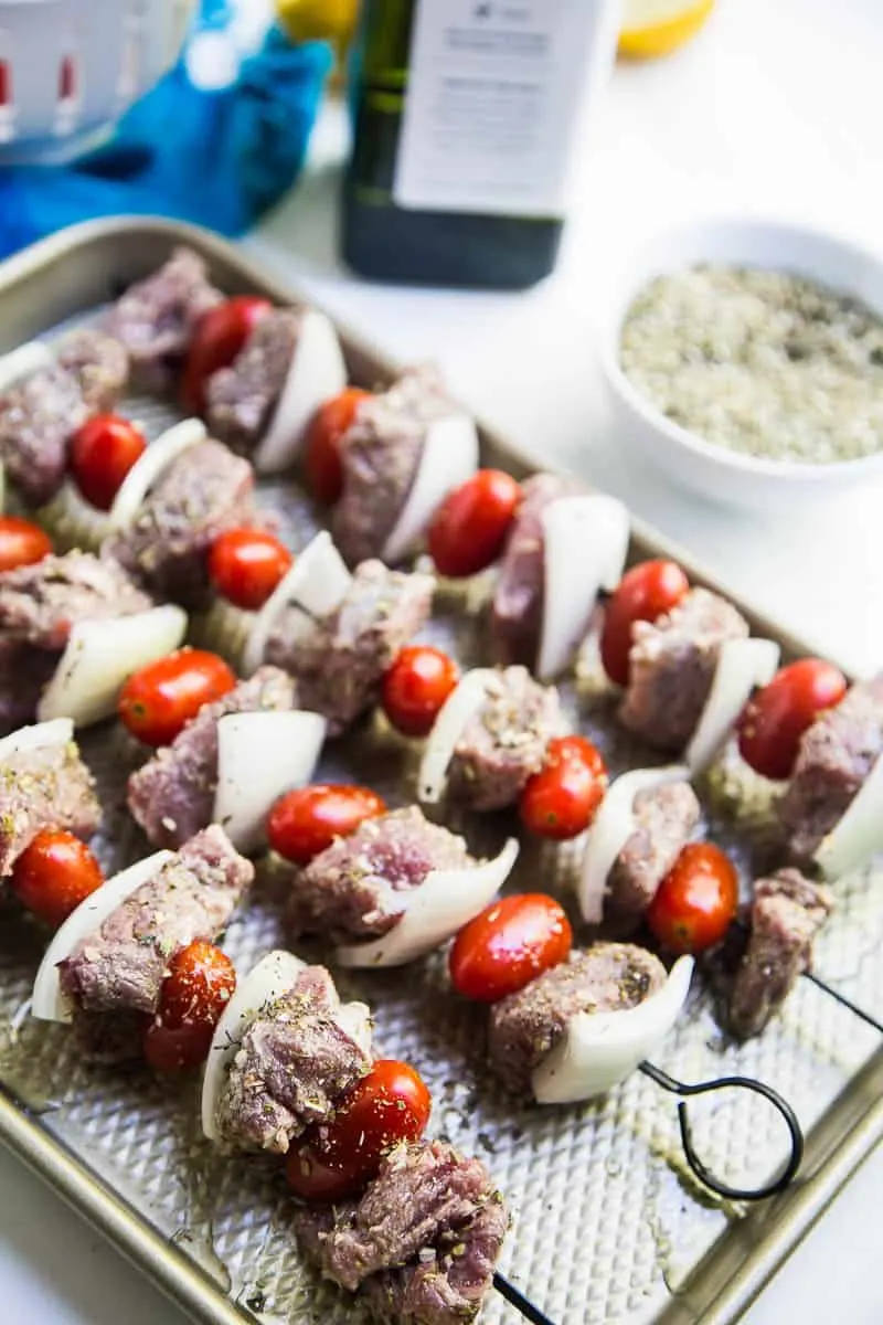 These Easy Greek Steak Kebabs are a quick meal that's great for busy weeknights or for a weekend dinner party! (Don't forget the homemade tzatziki!) | #grillingrecipes #steakrecipes #beefkebabs