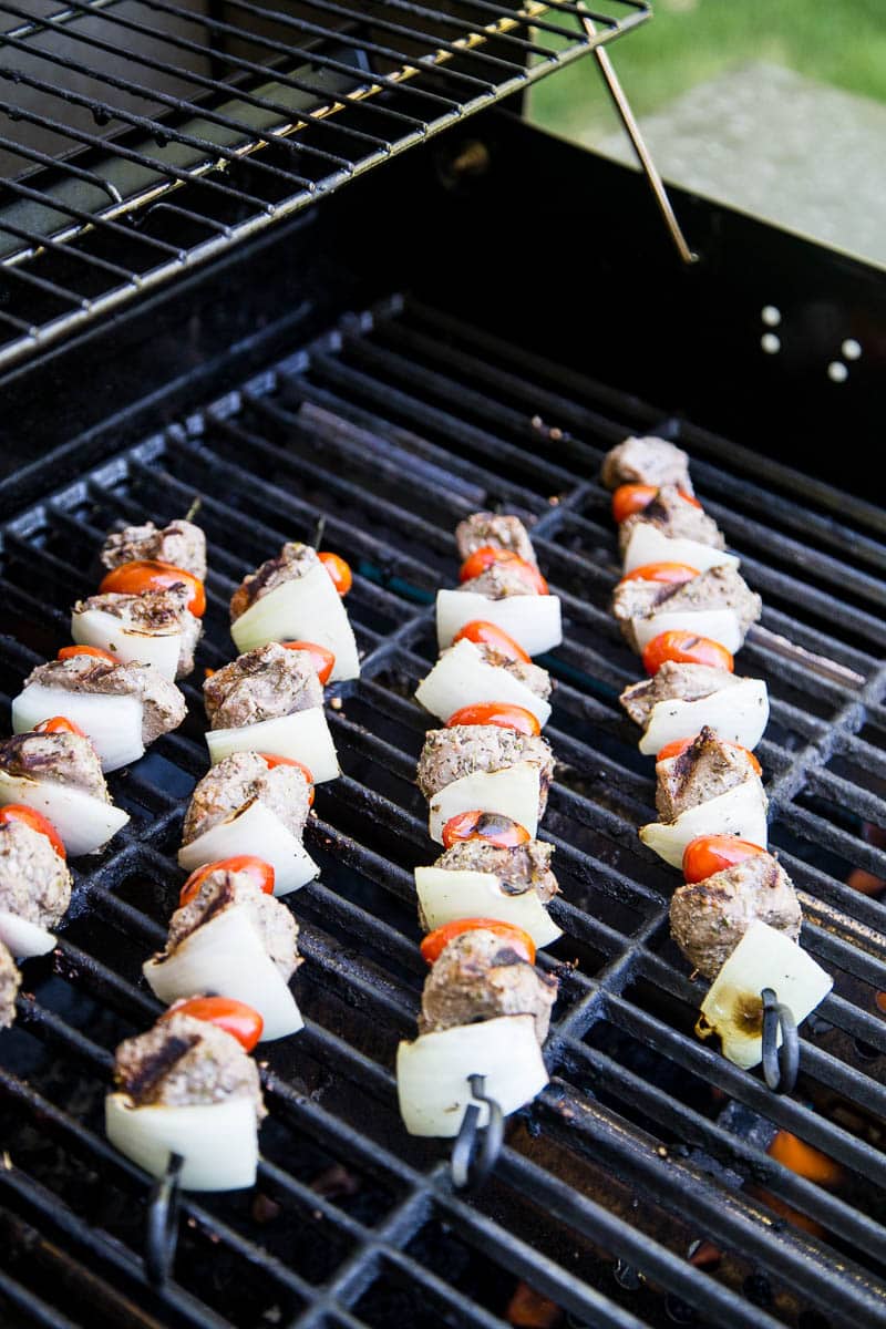 These Easy Greek Steak Kebabs are a quick meal that's great for busy weeknights or for a weekend dinner party! (Don't forget the homemade tzatziki!) | #grillingrecipes #steakrecipes #beefkebabs