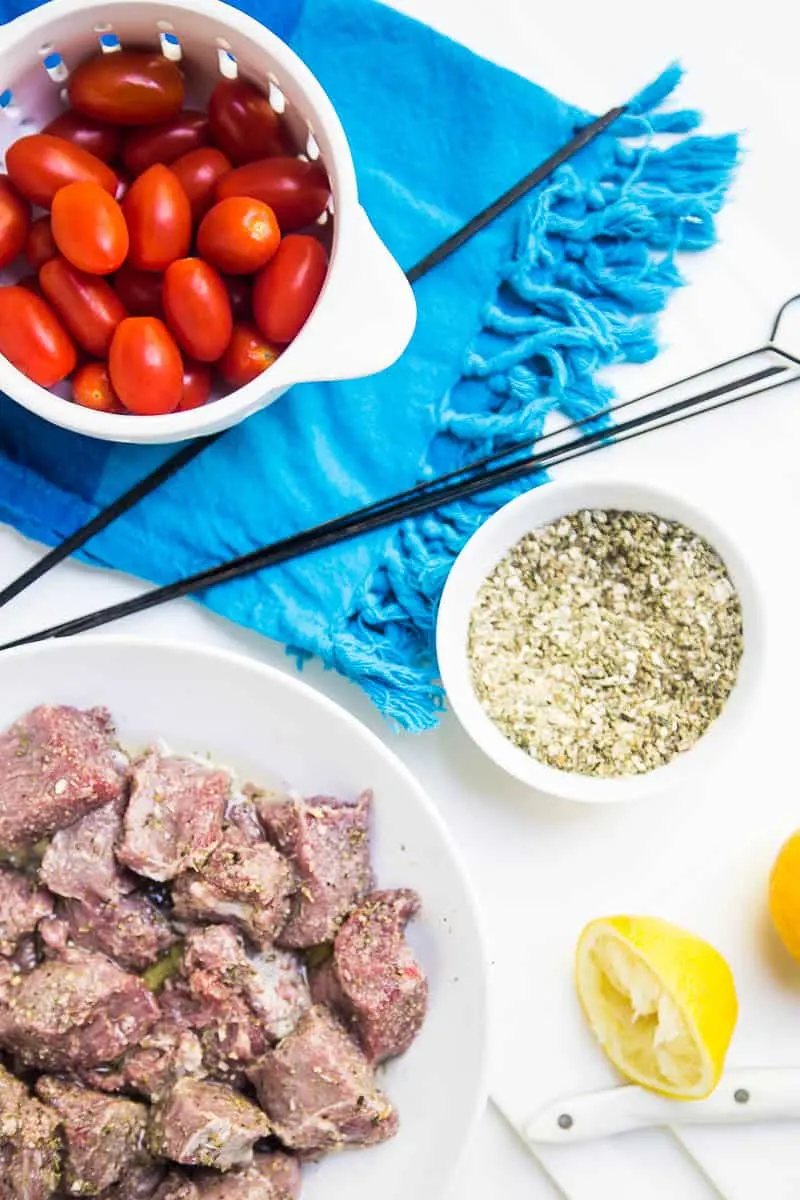 These Easy Greek Steak Kebabs are a quick meal that's great for busy weeknights or for a weekend dinner party! (Don't forget the homemade tzatziki!) | #grillingrecipes #steakrecipes #beefkebabs