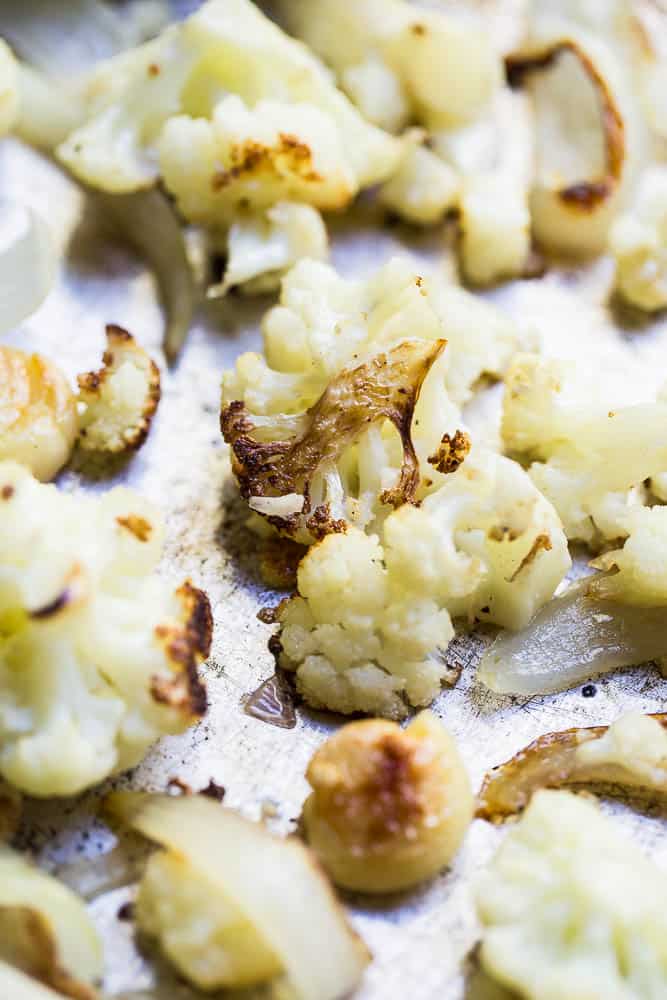Cheesy Keto Roasted Cauliflower Soup only has a handful of ingredients and is a great recipe for meal prep or a busy weeknight! It's easily made Whole30 and paleo friendly, too! | perrysplate.com #ketorecipes #ketosoup #lowcarbrecipes