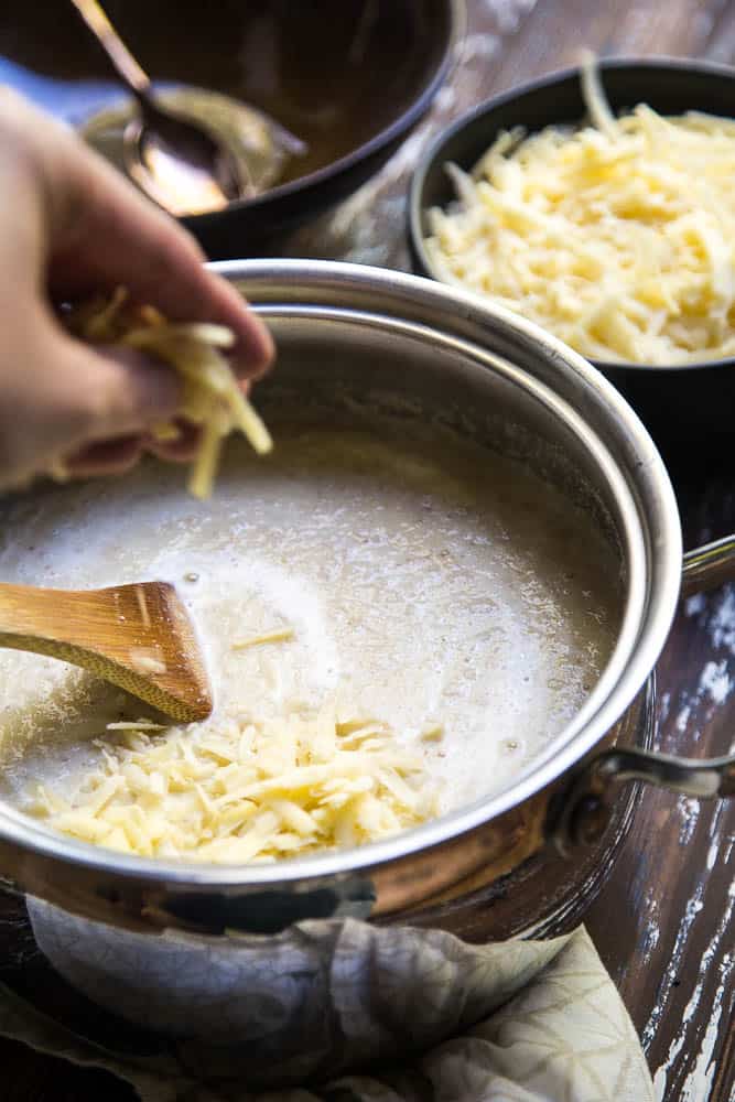 Cheesy Keto Roasted Cauliflower Soup only has a handful of ingredients and is a great recipe for meal prep or a busy weeknight! It's easily made Whole30 and paleo friendly, too! | perrysplate.com #ketorecipes #ketosoup #lowcarbrecipes