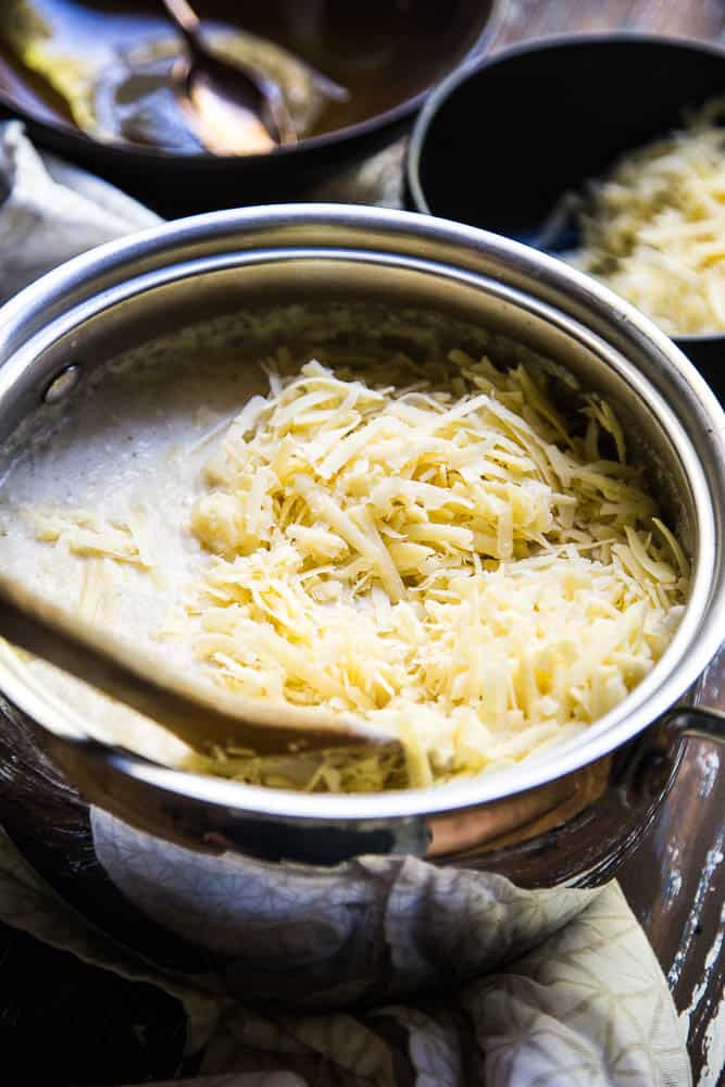Cheesy Keto Roasted Cauliflower Soup only has a handful of ingredients and is a great recipe for meal prep or a busy weeknight! It's easily made Whole30 and paleo friendly, too! | perrysplate.com #ketorecipes #ketosoup #lowcarbrecipes