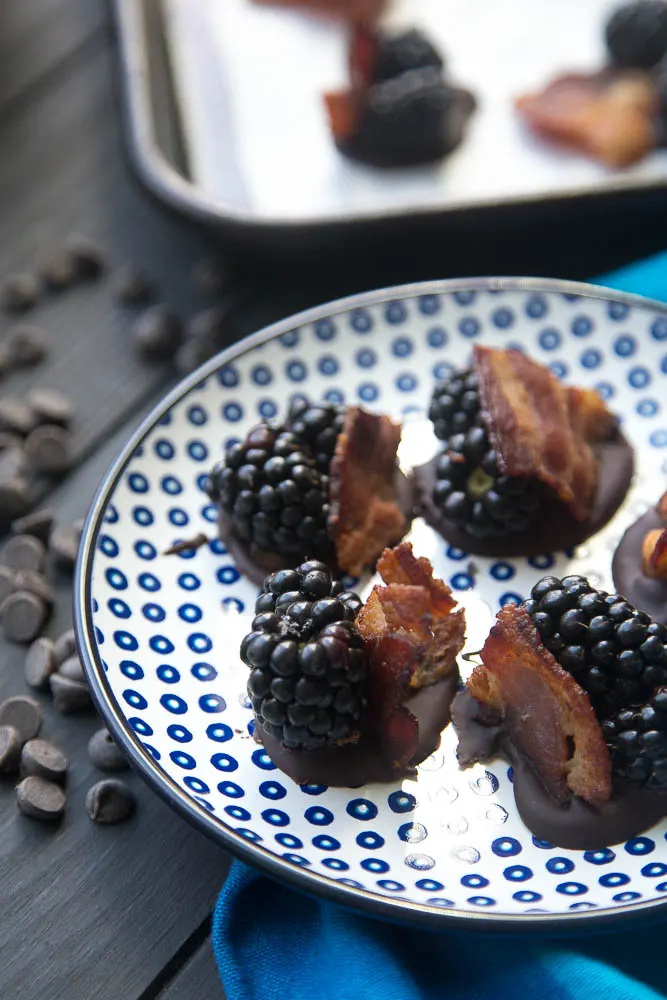 Blackberry Bacon Bark Bites! A quirky chocolate bark combination that's totally addictive. You can also make these low-carb & keto friendly! | perrysplate.com #ketorecipes #ketodesserts