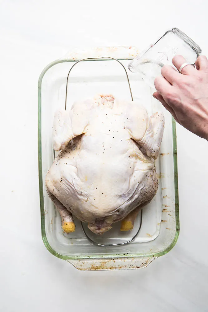 Does handling a whole chicken freak you out? Here's a tutorial that will show you step by step how easy it can be! | perrysplate.com #roastchicken #rotisseriechicken 