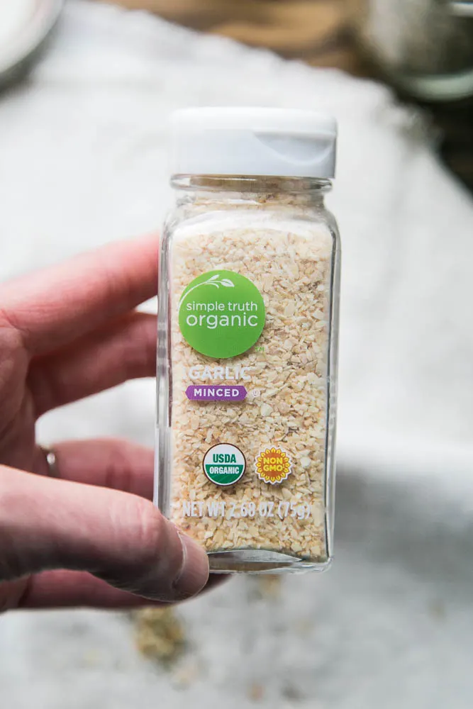 You can find dried minced garlic in the the bulk spice area of grocery stores that offer it. Or sometimes you can find it in the regular spice section. You can find dried minced garlic in the the bulk spice area of grocery stores that offer it. Or sometimes you can find it in the regular spice section.