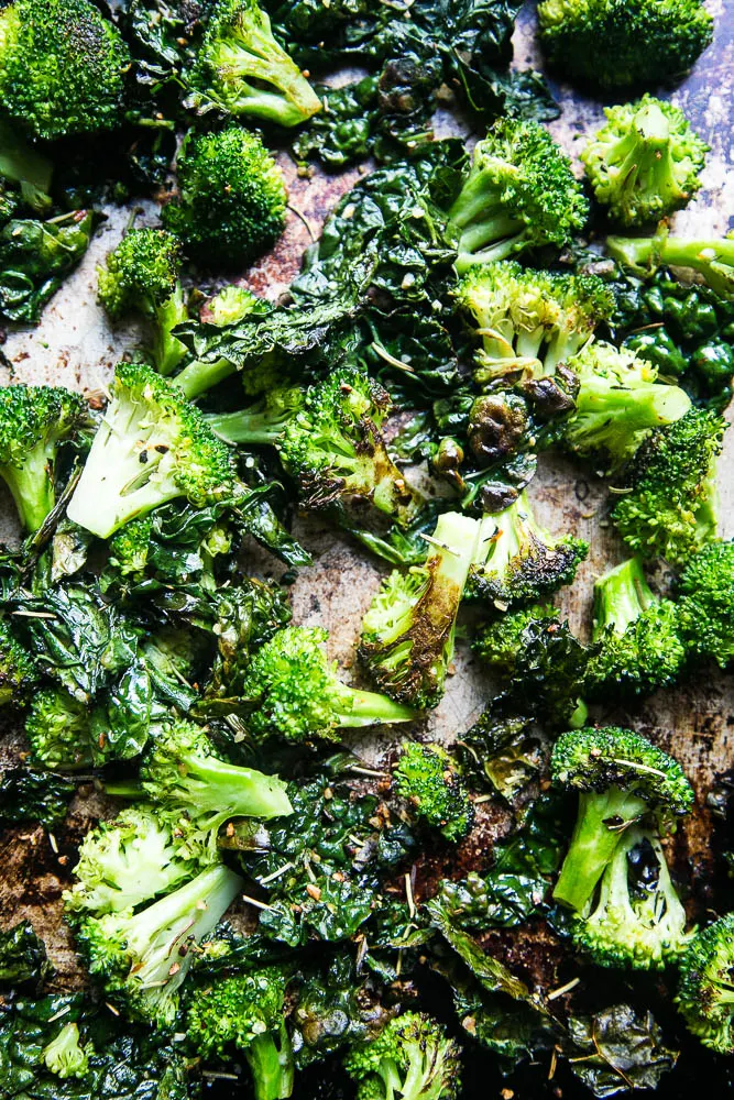 Italian Roasted Broccoli & Kale is a delicious side dish that uses a homemade Italian seasoning blend that give it an extra garlicky punch! | Perrysplate.com #roastedbroccoli #roastedvegetables Italian Roasted Broccoli & Kale is a delicious side dish that uses a homemade Italian seasoning blend that give it an extra garlicky punch!