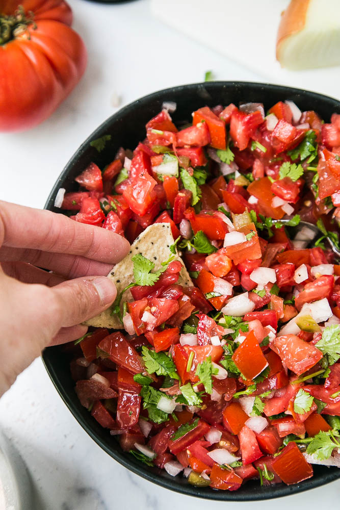 Fresh pico de gallo is easy to make with delicious, ripe tomatoes! Everyone will love this fresh salsa on tacos, salads, or simply with a bag of tortilla chips. | perrysplate.com