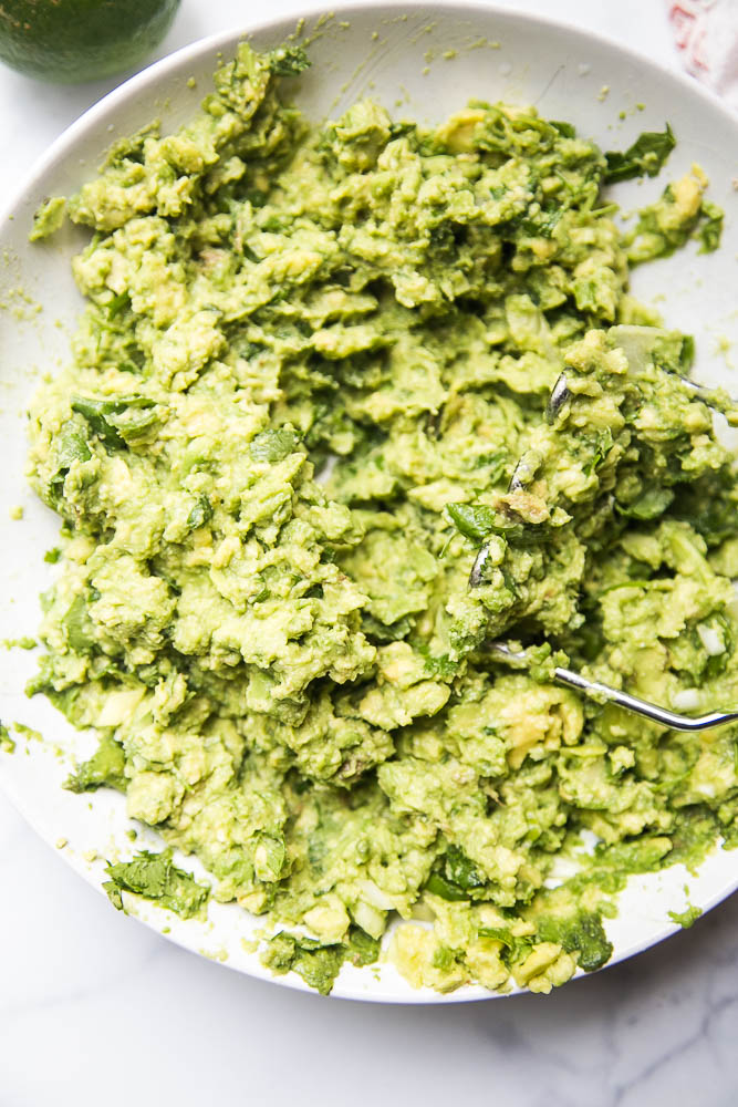 This THE BEST guacamole recipe -- simple, delicious, and great on any tex-mex or Mexican-inspired dish! Also tips on ripening & storing avocados -- perrysplate.com