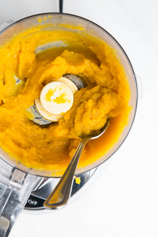 How to make homemade pumpkin puree! Use this puree in baking where ever it calls for canned pumpkin. | perrysplate.com