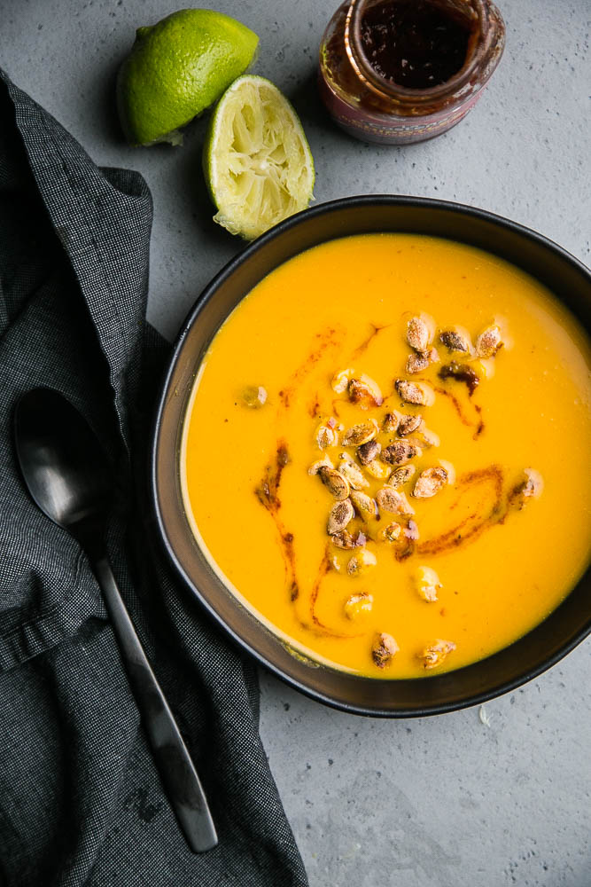 Easy Chipotle Lime Squash Soup comes together quickly and has just a few ingredients! Make it as spicy or as citrusy as you want and top them with roasted squash seeds! | perrysplate.com