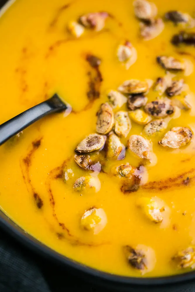 Easy Chipotle Lime Squash Soup comes together quickly and has just a few ingredients! Make it as spicy or as citrusy as you want and top them with roasted squash seeds! | perrysplate.com