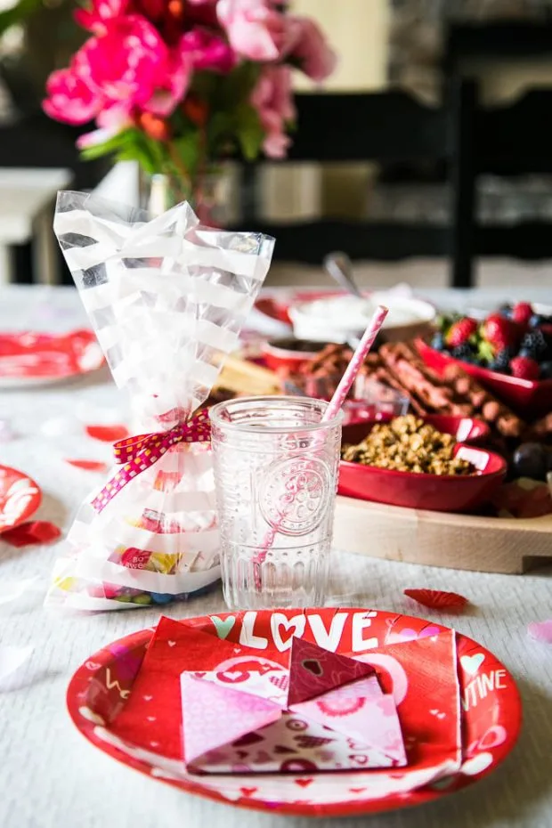 Easy ways to decorate a table for a festive Valentine's day breakfast!
