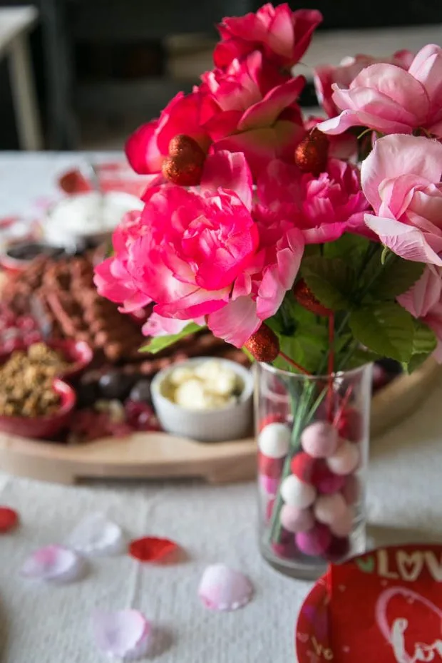 Easy ways to decorate a table for a festive Valentine's day breakfast!